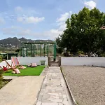 Guestready - Quaint House With Patio Pensjonat