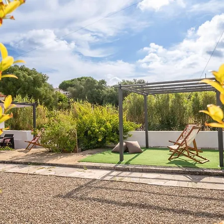 Guestready - Quaint House With Patio 招待所