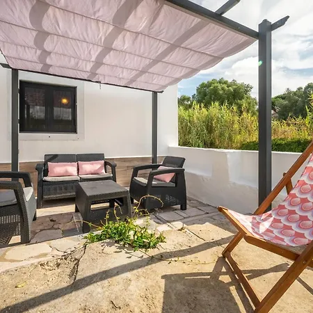 Guest house Guestready - Quaint House With Patio Sintra