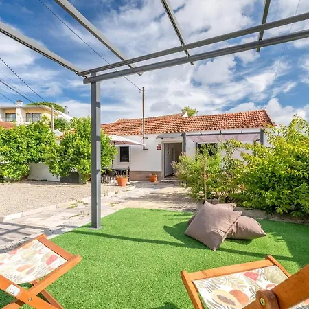 Guestready - Quaint House With Patio Guest house 4*
