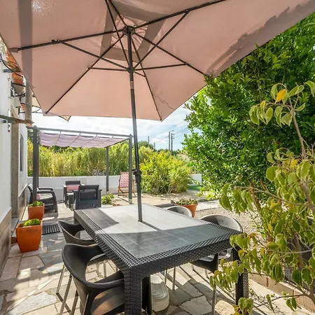 Guestready - Quaint House With Patio