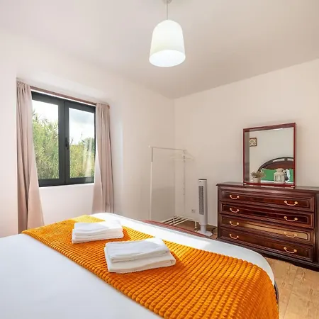 Guestready - Quaint House With Patio 4*