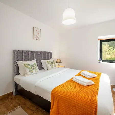 Guest house Guestready - Quaint House With Patio
