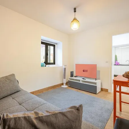 Guestready - Quaint House With Patio 4*